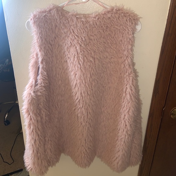 CHARLOTTE RUSSE - FUR VEST - Picture 3 of 4